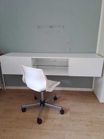 Ikea Besta hangend opbergmeubel wit met glazen plank