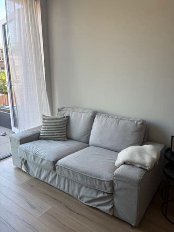 Gratis lichtgrijze 2-zits bank - comfortabel!