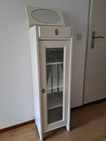 Ikea kastje met spiegel voor badkamer of hal/overloop