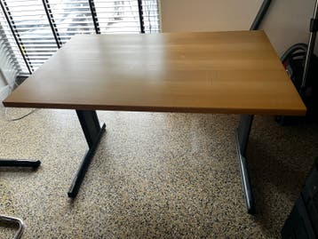 Beukenkleurig bureau 120x80 cm met zwart onderstel