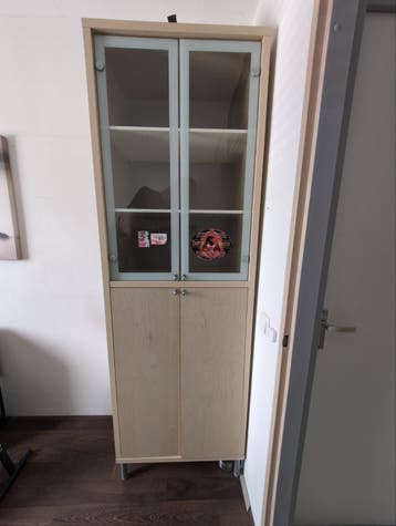 Gratis: Ikea kast met glazen deurtjes