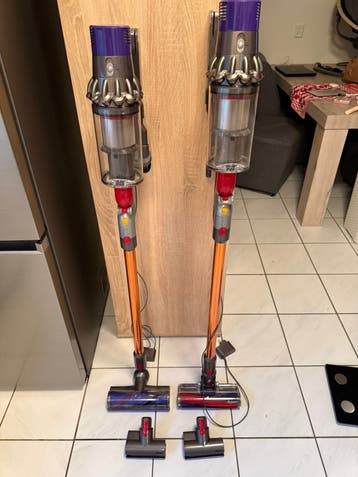 2 keer Dyson Cyclone V10 Absolute helemaal comoleet