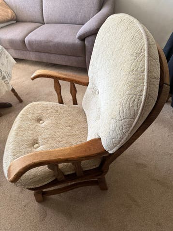Comfortabele fauteuil donker eikenhout met stoffen kussen