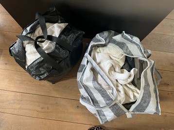 Gratis af te halen: Tassen vol oude handdoeken (diverse mate