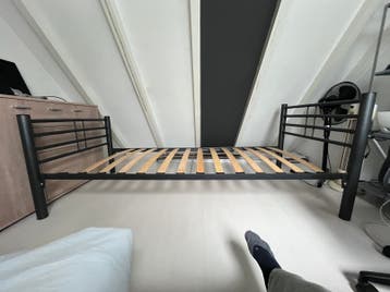 Zwart/grijs bed met lattenbodem
