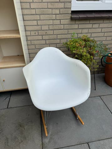 Gratis - Witte Schommelstoel in Eames-stijl