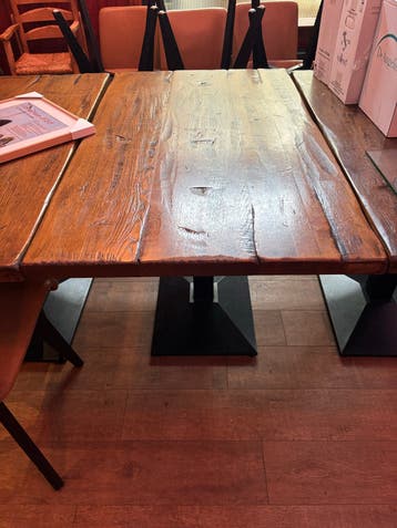 Robuuste houten eettafel met metalen onderstel en stoelen