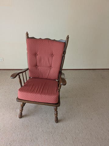 Vintage houten fauteuil met rode kussens