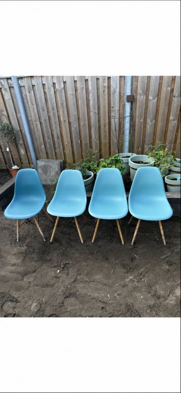 Set van 4 blauwe stoelen met houten poten