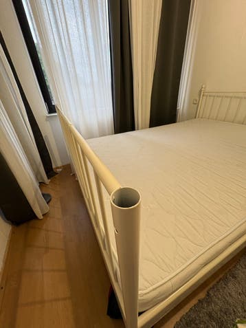 Wit metalen bedframe met lattenbodem en matras 140x200