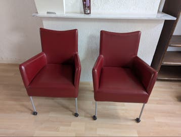 Gratis Set van 2 rode eetkamerstoelen met wieltjes