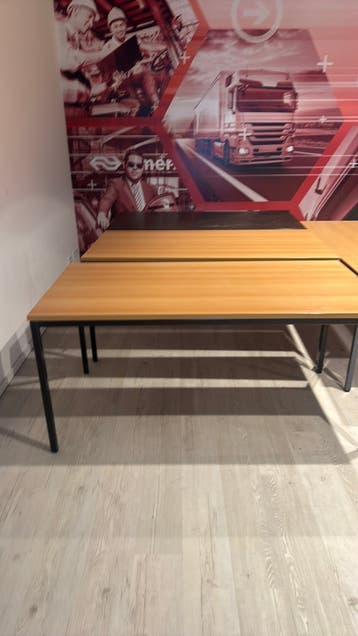 Zes bureau tafels van 160 bij 80 cm
