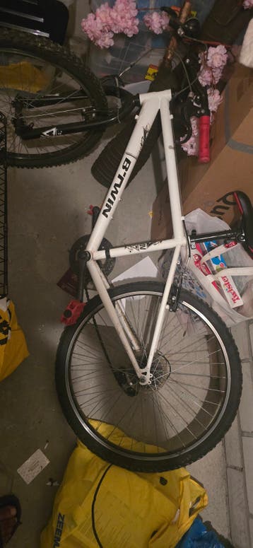B'Twin fietsframe met wielen, op te halen voor 50 euro