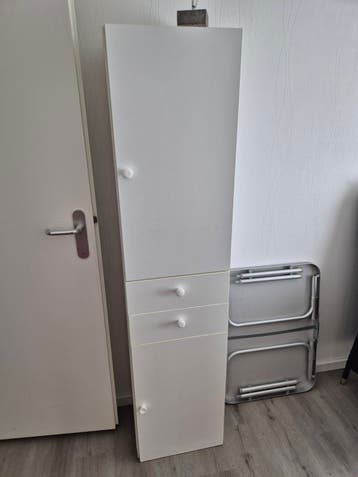Witte badmeubelkast met waterschade aan de onderkant
