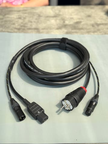 Hoogwaardige audiokabel met XLR en stroomaansluiting