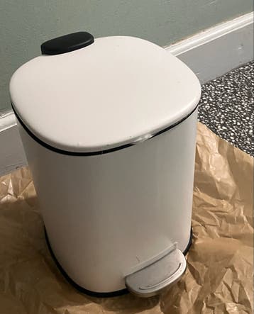 Gratis witte pedaalemmer met soft close voor badkamer/wc