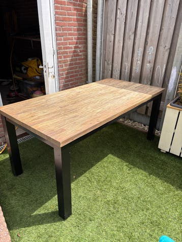 Eettafel met houten blad en houten poten