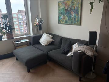 Comfortabele donkergrijze bank met chaise longue