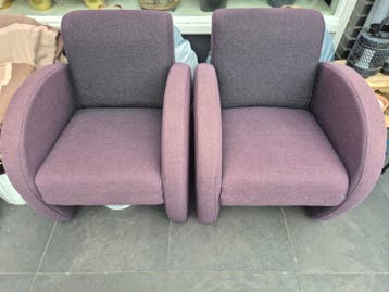 Twee comfortabele stoelen met wieltjes, verkleurd
