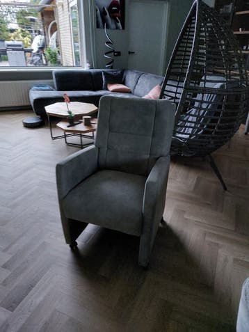 6 eetkamerstoelen met wieltjes