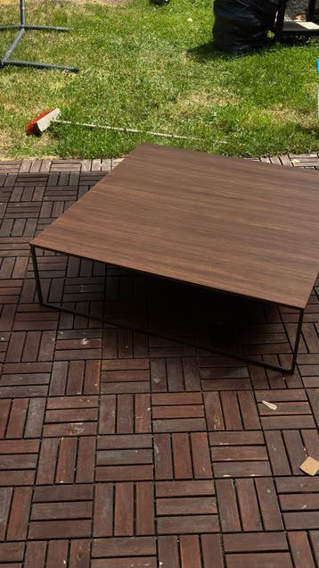 Gratis salontafel met donkerbruin blad en metalen onderstel