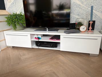 Gratis modern wit tv-meubel met opbergruimte