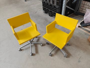 Twee in hoogte verstelbare stoelen