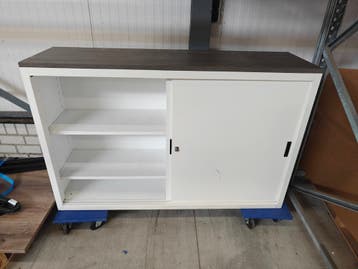 Schuifdeurkast met houten bovenblad