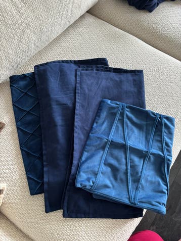 Gratis blauwe kussenslopen en bont kleed