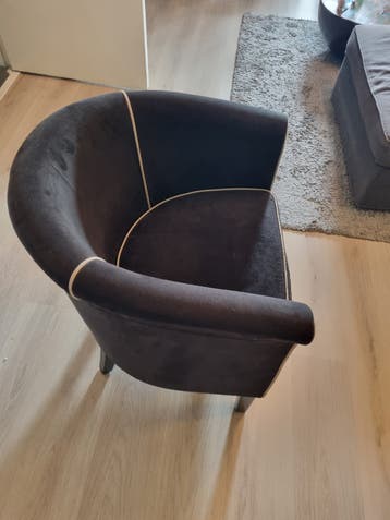 Comfortabele donkerbruine fauteuil met biezen