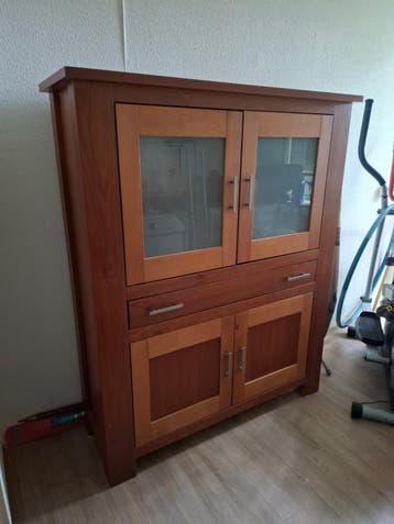 Houten kast met glazen deuren en lades