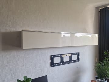 Witte zwevende wandkast met hoogglans afwerking
