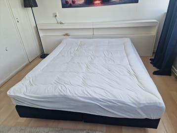 Tweepersoonsbed met hoofdbord en opbergruimte
