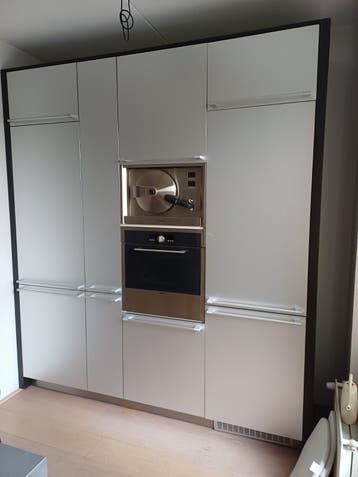 Keuken gratis, hoge wand, eiland, appparatuur