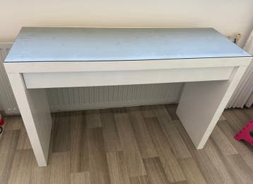 Wit bureau met lade