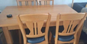 Eikenhouten eettafel met 4 donkerblauwe stoelen