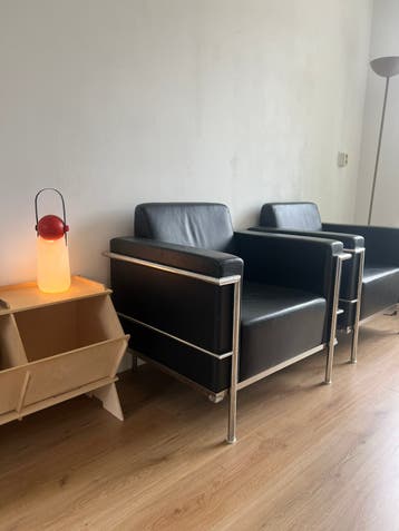 2 kunstleren stoelen gebasseerd op de Cassina LC2