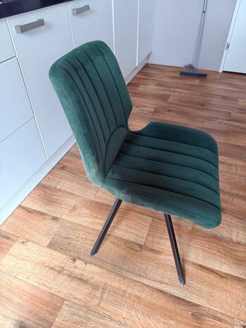 Gratis Groene velvet stoel met klein brandgaatje