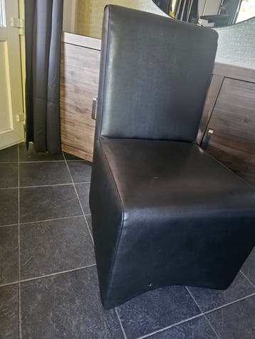 Zwarte eetkamerstoel met wieltjes, gebruikt maar goed