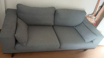 Comfortabele grijze tweepersoonsbank