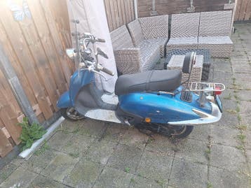 grande retro scooter loop of sloop