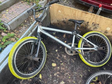 Twee crossfietsen gratis af te halen (opknappers)