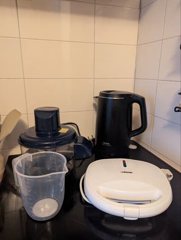 Gratis tosti ijzer, waterkoker, maatbeker, keukenmachine
