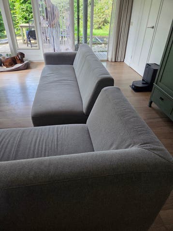 Hoekbank 285x215 cm, deelbaar, met gebruikssporen