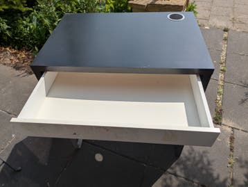 Bureau met computer standaard.