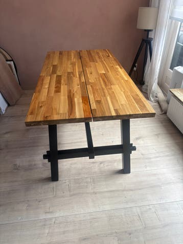 GRATIS af te halen eettafel