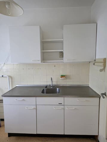 Gratis: Eenvoudige witte keuken met spoelbak