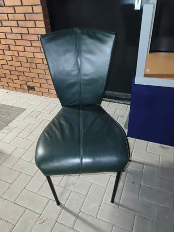 losse stoel groene leren bekleding zwarte poten