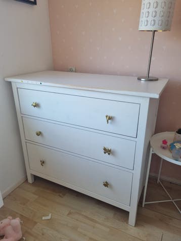 Witte ladekast met 3 laden en gouden knoppen