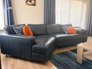 Comfortabele donkerblauwe leren hoekbank